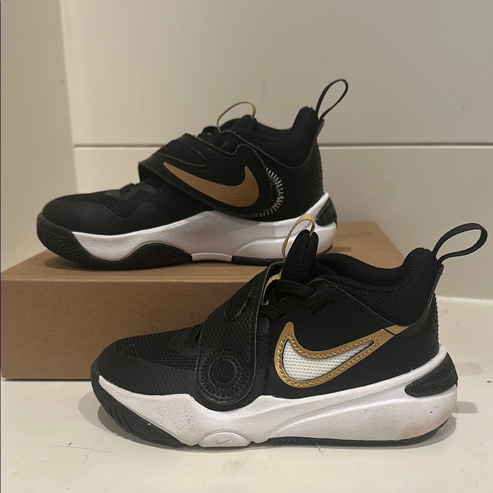 Boys’ Nike Team Hustle D11 Basketball/Tennis Shoes, Black/Gold/white, 10.5C